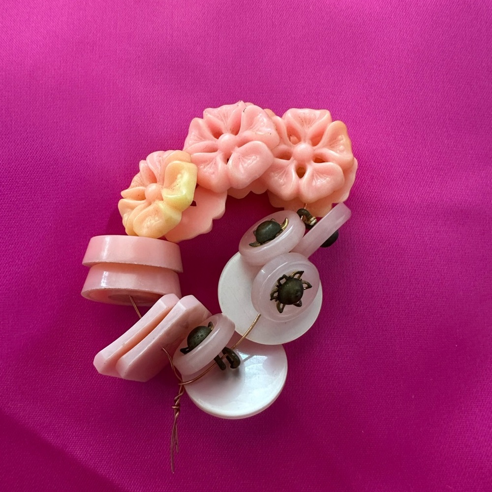 * Bundle 3 for 1 -Vintage Multiple Design Set of 16 Pink Buttons. - Picture 2 of 9
